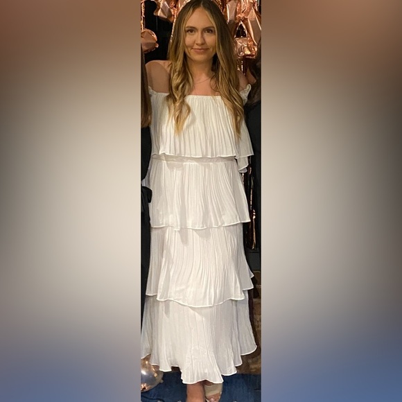 Vici Dresses & Skirts - Vici dress in Soft White